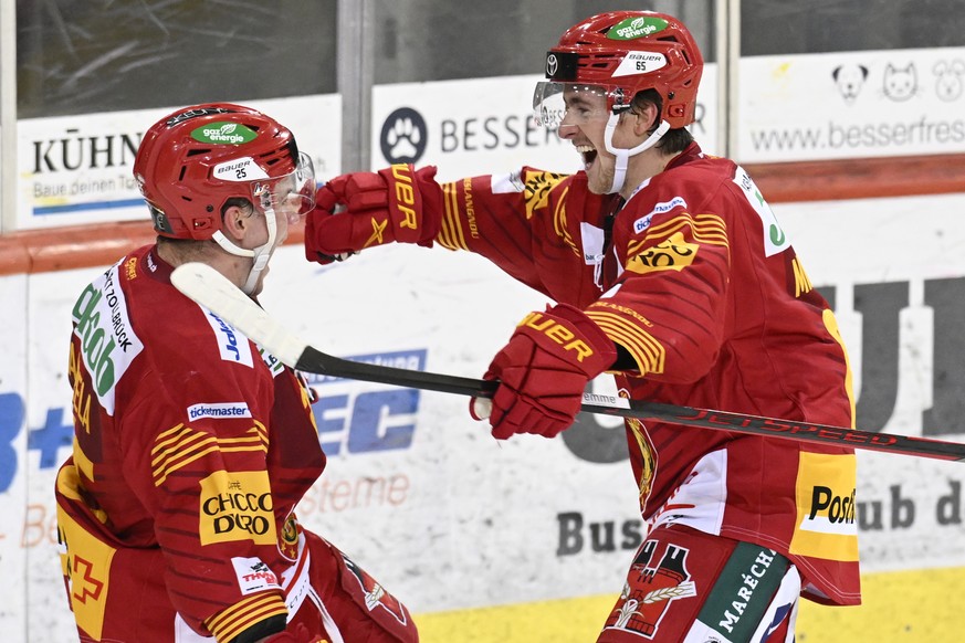 Tigers Aleski Saarela, links, und Marc Michaelis, rechts, jubeln im Eishockey Qualifikationsspiel der National League zwischen den SCL Tigers und dem HC Lugano, am Samstag, 15. Oktober 2022, im Ilfiss ...