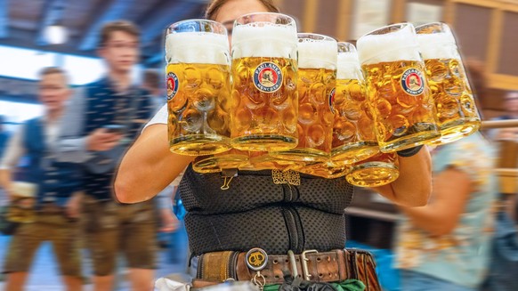 Oktoberfest service brings the first fresh pints of beer to tables, Paulaner festival tent, Oktoberfest 2023, opening day, September 16, 2023 Germany, Munich, September 16, 2023, Oktoberfest service brings the first...