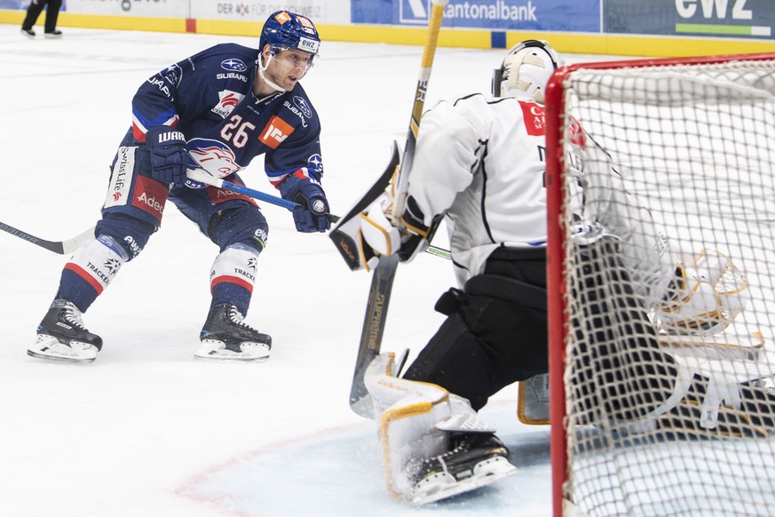 Zuerichs Simon Bodenmann, links, trifft zum 7:2 Tor gegen Luganos Torhueter Stefan Mueller, rechts, im Eishockeyspiel der National League zwischen den ZSC Lions und dem HC Lugano am Dienstag, 12. Nove ...