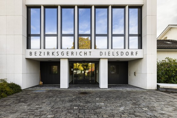 Eine Aussenaufnahme zeigt das Gebaeude des Bezirksgericht Dielsdorf, aufgenommen am Montag, 6. November 2023 in Dielsdorf. (KEYSTONE/Michael Buholzer).