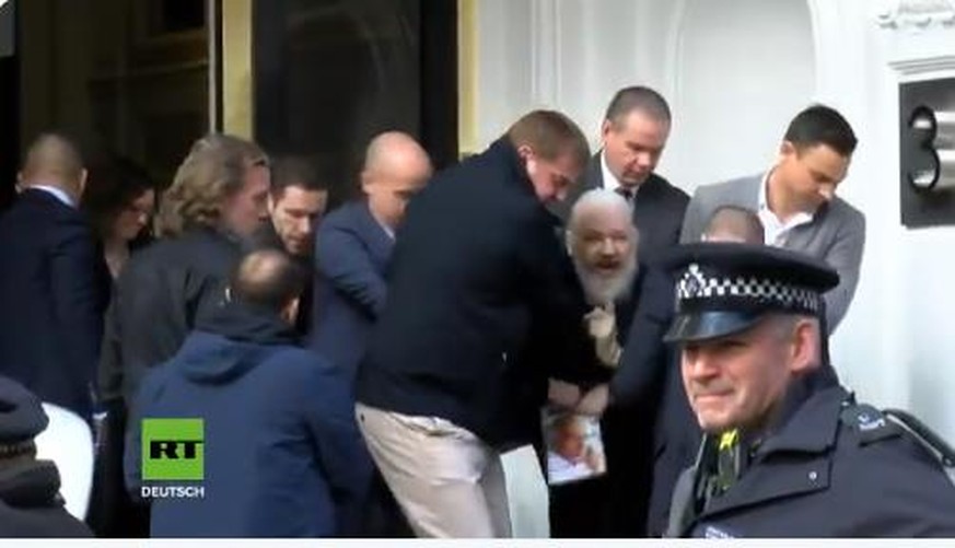 Assange wird aus der ecuadorianischen Botschaft geführt.