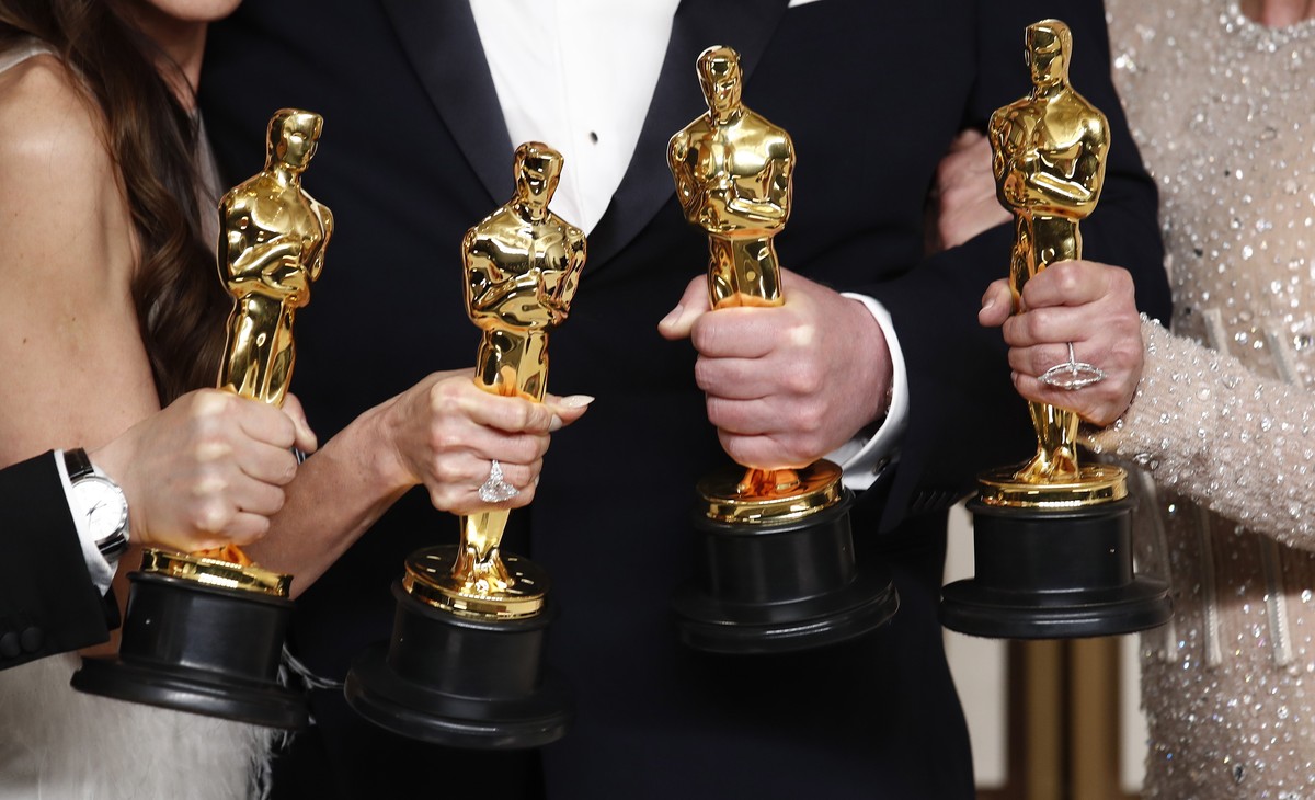 epaselect epa10519384 (L-R) Ke Huy Quan with his Oscar for Best Supporting Actor, Michelle Yeoh with her Oscar for Best Actress, Brendan Fraser with his Oscar for Best Actor and Jamie Lee Curtis with  ...