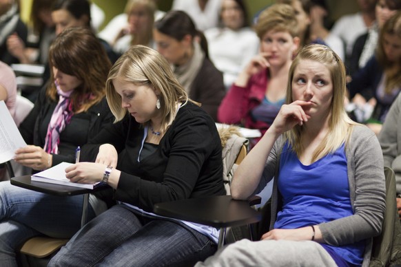 Students in a lecture hall at the Institute of Exercise and Health Sciences ISSW at the University of Basel in Basel, Switzerland, pictured on May 3, 2011. (KEYSTONE/Martin Ruetschi)

Studenten in ein ...