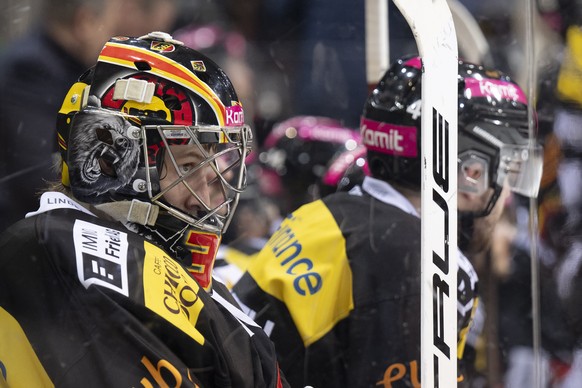 Torhueter Philip Wuethrich (SCB) ist enttaeuscht im siebten Playoff Viertefinal Spiel der Eishockey National League zwischen SC Bern, SCB, und Fribourg-Gotteron, HCFG, vom Mittwoch, 26. Maerz 2025 in  ...