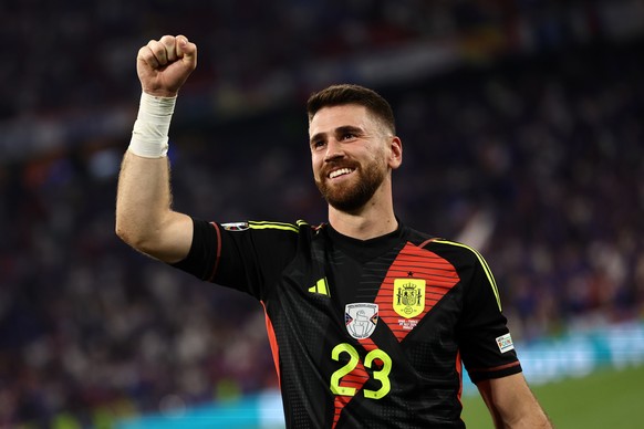 epa11469316 Goalkeeper Unai Simon of Spain celebrates winning the UEFA EURO 2024 semi-finals soccer match between Spain and France in Munich, Germany, 09 July 2024. EPA/ANNA SZILAGYI