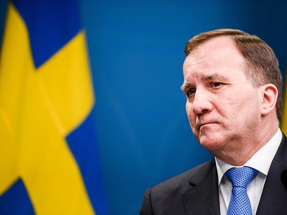 ARCHIV - Stefan Löfven, Ministerpräsident von Schweden, nimmt an einer Pressekonferenz teil. Schwedens Ministerpräsident Stefan Löfven hat sich freiwillig in Isolation begeben, nachdem eine Person aus ...