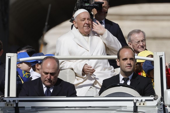 epa11299364 Pope Francis (C) arrives to attend an audience with members of Azione Cattolica (Catholic Action) in St Peter Square, Vatican, 25 April 2024. EPA/FABIO FRUSTACI
