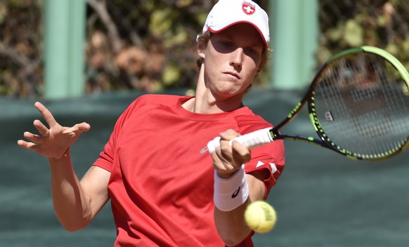 Der Schweizer Antoine Bellier spielt den Ball im ersten Einzel zwischen dem Usbeken Denis Istomin und dem Schweizer Antoine Bellier, im Tennis Davis Cup Auf-/Abstiegs-Playoff zwischen Usbekistan und d ...