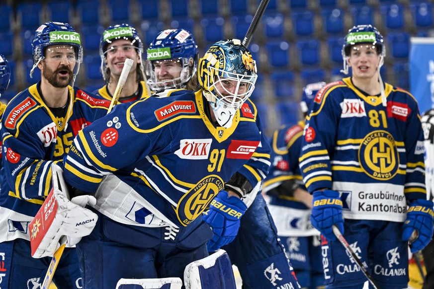 Jubel bei den Davosern mit Torhueter Sandro Aeschlimann vorne, nachdem 3:0 gewonnenem Spiel, im Eishockey-Qualifikationsspiel der National League zwischen dem HC Davos und dem EHC Biel, am Dienstag, 2 ...