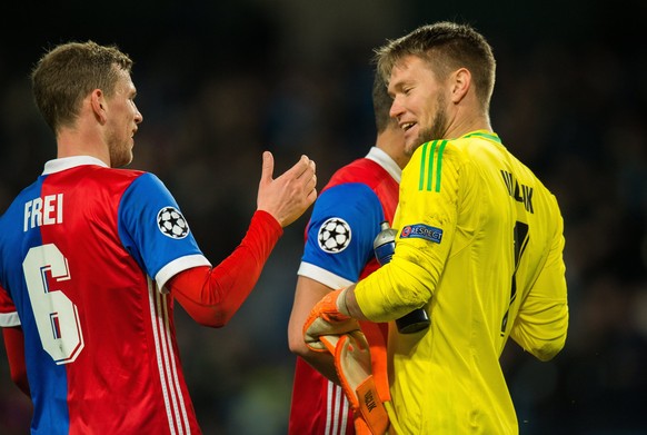 epa06587834 Tomas Vaclik (R) of Basel reacts at the end of the match with teammate Fabian Frei (L) at the end of the UEFA Champions League round of 16 second leg soccer match between Manchester City a ...