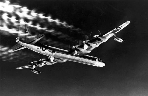 Convair X-6 NB-36H atomar betriebenes flugzeug kalter krieg 1955 https://de.wikipedia.org/wiki/Convair_X-6#/media/Datei:NB-36H_producing_contrails_in_flight.jpg