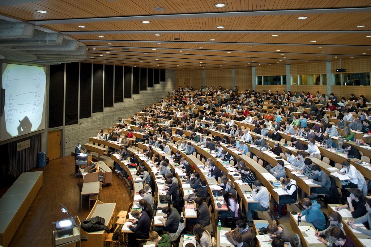 Students follow professor Dr. Thomas Berndt's lecture on controlling and accounting in the big auditorium "Audimax" at the University of St. Gallen (HSG) in St. Gallen, Switzerland, pic ...