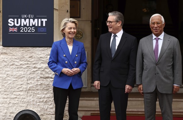 Britain&#039;s Prime Minister Keir Starmer, center, stands for a photo with European Commission President Ursula von der Leyen and European Council President Antonio Costa, right, ahead of a United Ki ...