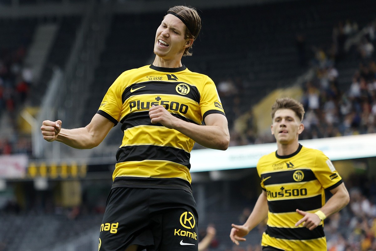 YBs Cedric Itten jubelt nach seinem Tor zum 4-1 neben Teamkollege Lukasz Lakomy im Super League Spiel zwischen dem BSC Young Boys Bern und dem FC Winterthur, am Samstag, 5. August 2023 im Stadion Wank ...