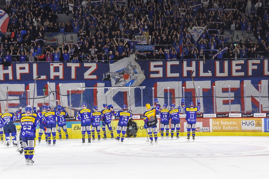 Die Spieler des EHC Kloten bedanken sich bei den Fans nach dem Eishockey-Meisterschaftsspiel der National League zwischen dem EHC Kloten und dem HC Lugano am Freitag, 23. Dezember 2022, in Kloten. (KE ...