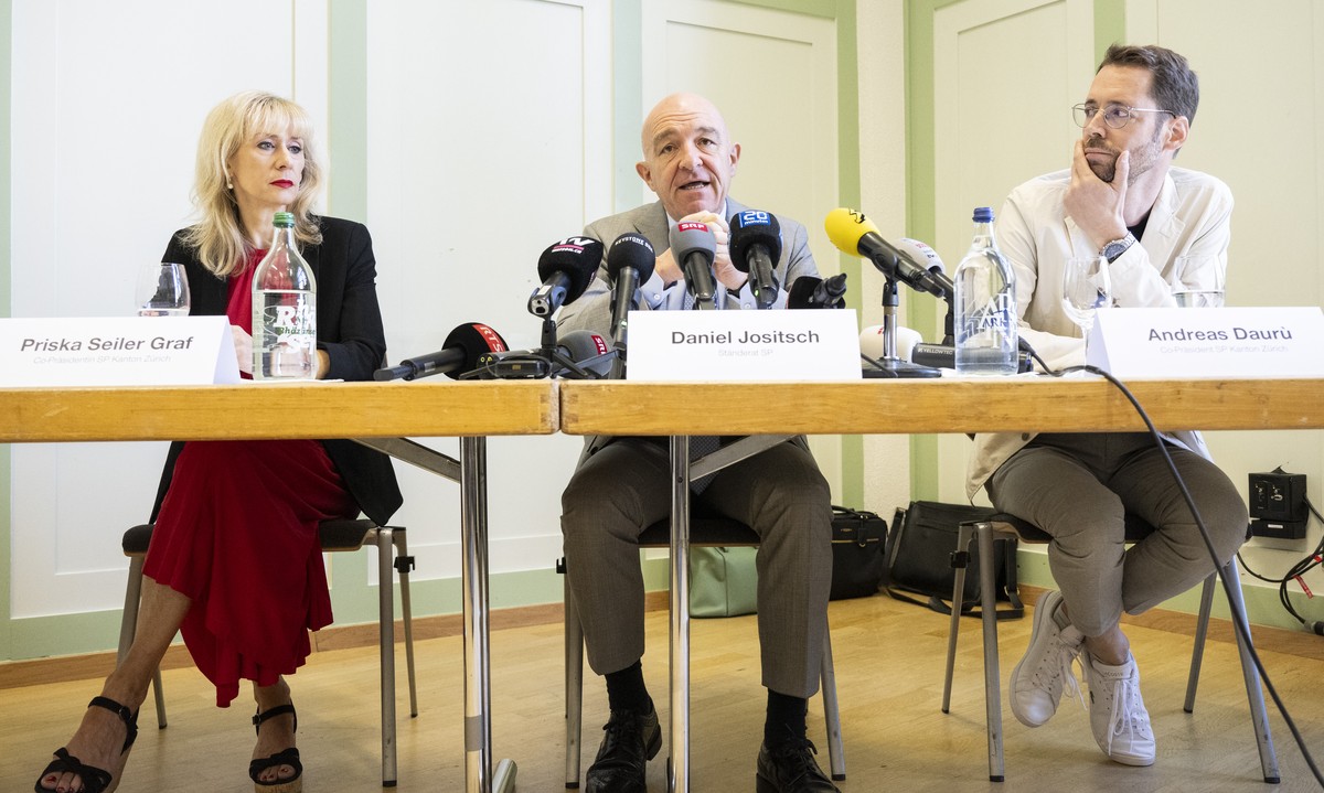 Der Zuercher SP-Staenderat Daniel Jositsch, Mitte, spricht neben Nationalraetin Priska Seiler Graf und Kantonsrat Andreas Dauru an einer Medienkonferenz ueber seine Bundesratskandidatur, aufgenommen a ...