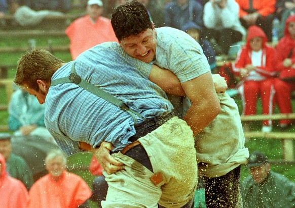 Beat Abderhalden (r) beim 5. Gang des Rigi-Schwinget vom 8. Juli 2001 gegen Adrian Laimbacher (l). (KEYSTONE/Urs Flueeler)