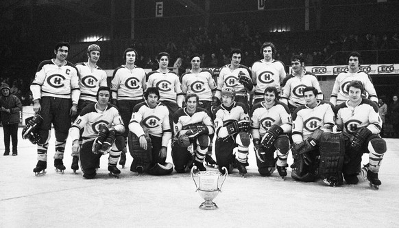 Gruppenbild des Eishockey Schweizermeisters HC La Chaux-de-Fonds mit Pokal, vom 19. Januar 1972. Zum fuenften aufeinanderfolgenden Mal konnte der HC La Chaux-de- Fonds am Dienstag den Pokal des Schwei ...