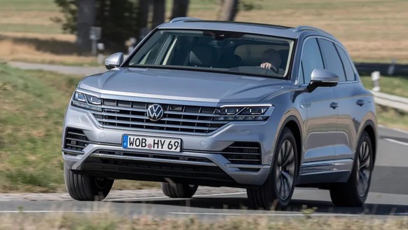 VW Touareg: Die Plug-in-Variante fährt nur knapp 50 Kilometer weit rein elektrisch – und das meist auch nur in der Theorie, sagen Kritiker. Deshalb soll sie in Deutschland künftig von der staatlichen  ...