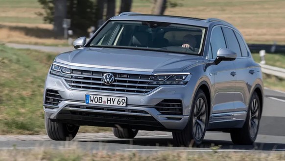 VW Touareg: Die Plug-in-Variante fährt nur knapp 50 Kilometer weit rein elektrisch – und das meist auch nur in der Theorie, sagen Kritiker. Deshalb soll sie in Deutschland künftig von der staatlichen ...