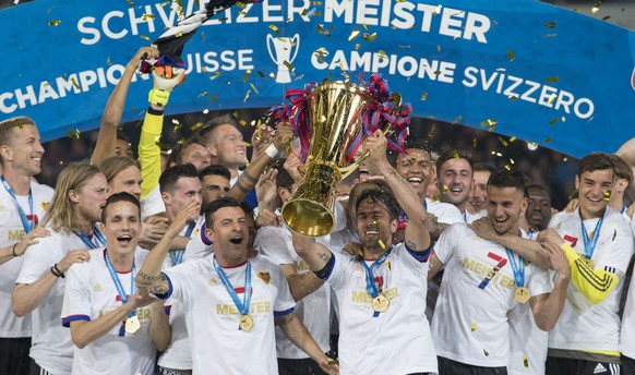 Der FC Basel jubelt als Schweizer Meister mit dem Pokal nach dem letzten Fussball Meisterschaftsspiel der Saison, im Stadion St. Jakob-Park in Basel, am Mittwoch, 25. Mai 2016. Der FC Basel wurde zum  ...