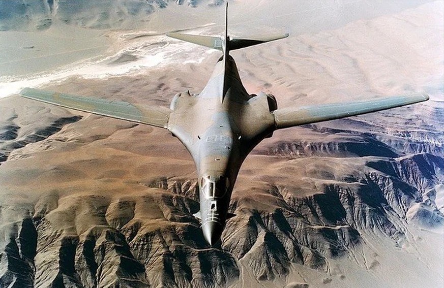B-1B USAF über Nevada – wenn Flugzeugtarnung richtig gut funktioniert. 
https://www.reddit.com/r/WarplanePorn/comments/18cz9j2/how_much_does_camouflage_help_conceal_aircraft/
