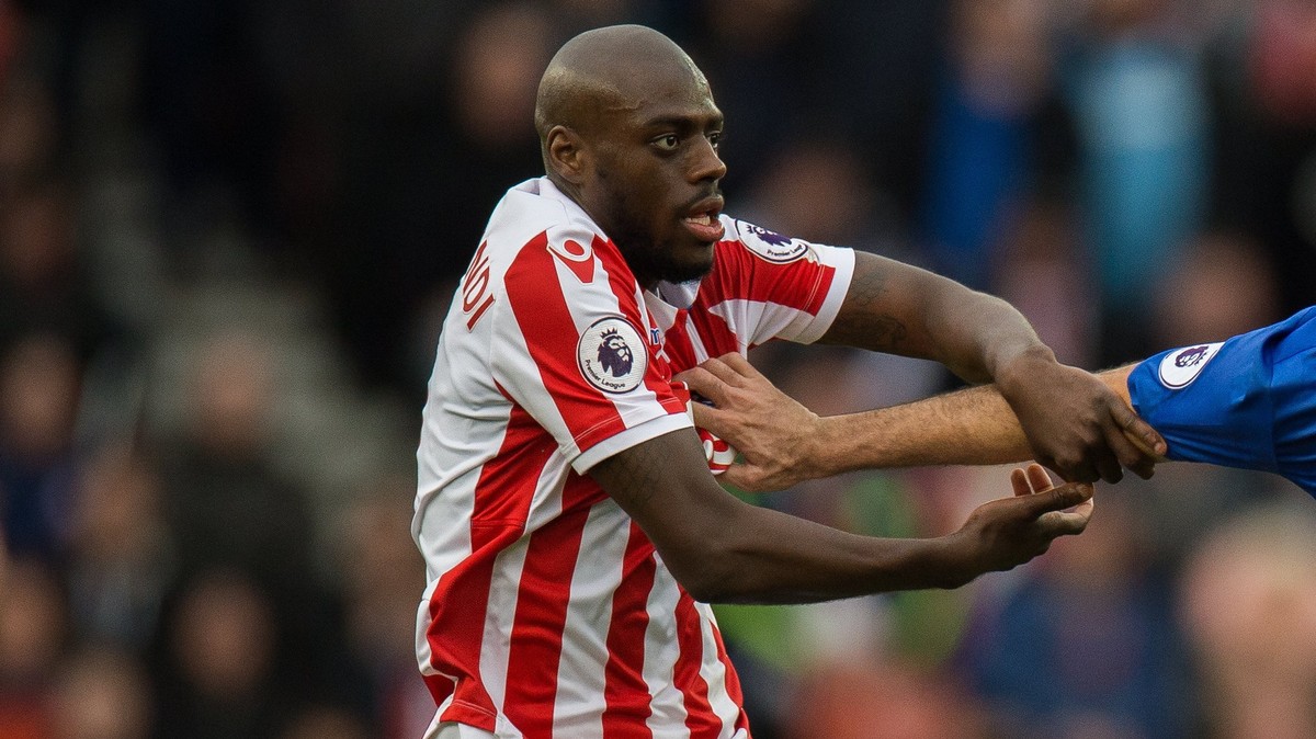 epa05856491 Stoke City's Bruno Martins Indi (L) in action with Chelsea's Diego Costa (R) during the English Premier League soccer match between Stoke City and Chelsea in Stoke, Britain, 18 M ...