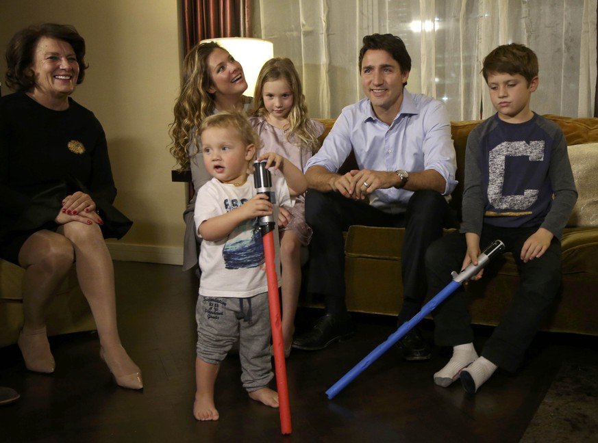 Family matters: Justin Trudeau, aller Voraussicht nächster Premierminister Kanadas, verfolgt den Wahlausgang mit seinen Kindern. Diese scheinen sich mehr für Star Wars zu interessieren.&nbsp;