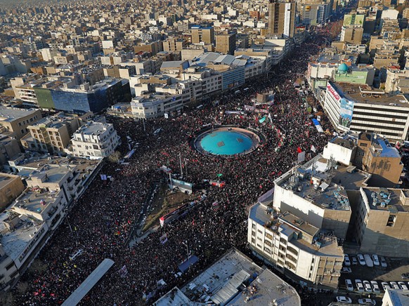 In Teheran versammelten sich gigantische Menschenmassen, um dem verstorbenen General Soleimani zu gedenken.