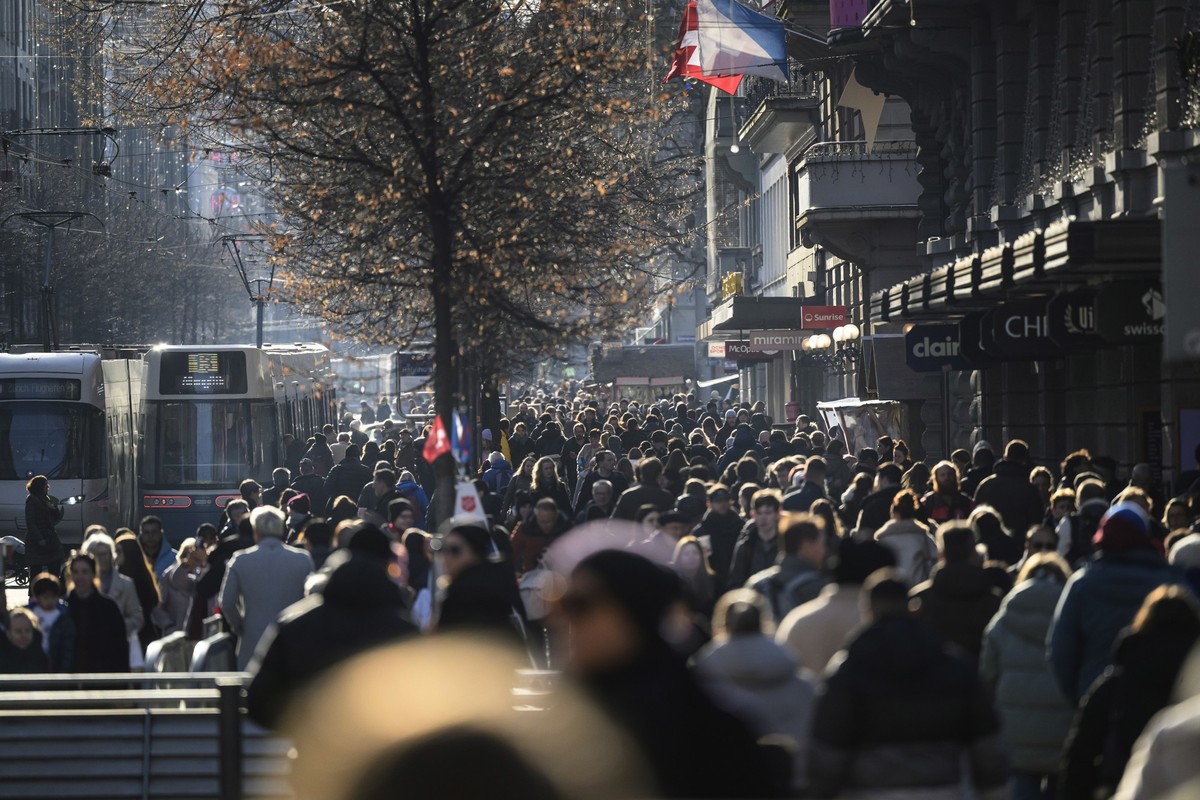 Menschenmassen an der Bahnhofstrasse in Zuerich, fotografiert am Samstag, 20. Dezember 2025. (KEYSTONE/Christian Beutler)