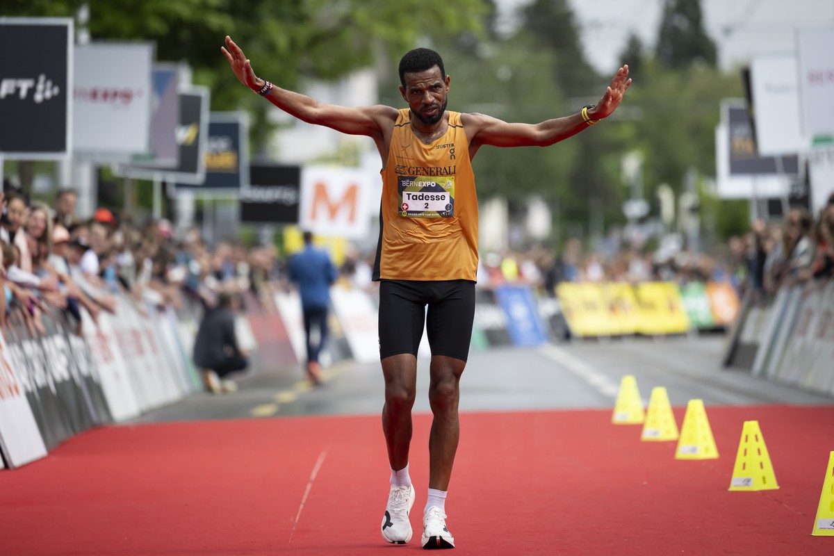 Tadesse Abraham, aus Schweiz, ueberquert die Ziellinie, waehrend dem traditionellen 10 Meilen Grand Prix von Bern, am Samstag, 18. Mai 2024 in Bern. (KEYSTONE/Anthony Anex)