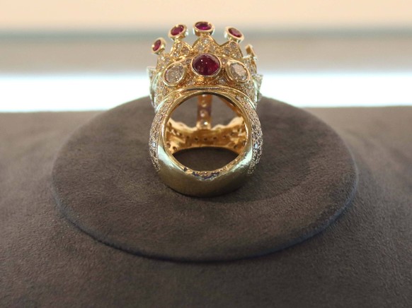 July 20, 2023, New York City, New York, USA: Hip hop artist Tupac ShakurÃââ s 1996 designed gold, ruby and diamond Crown Ring, seen on display for the first time at SothebyÃââ s New York. The ring is  ...