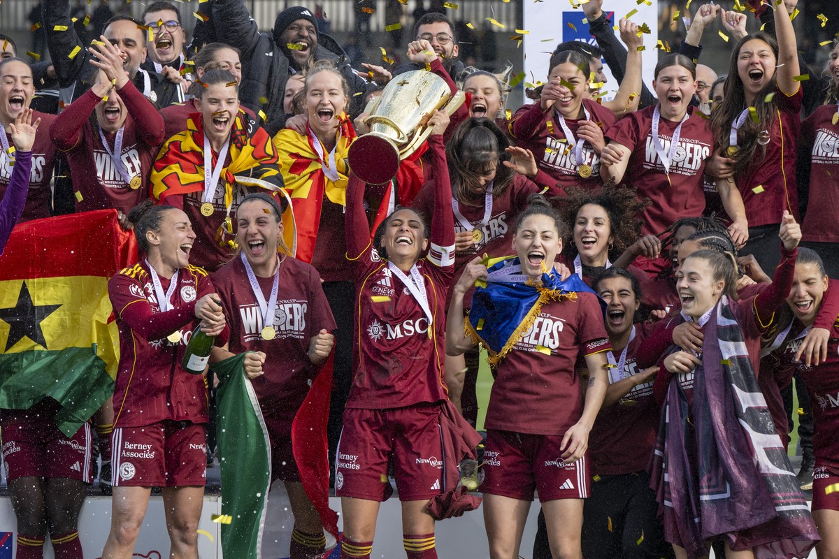 Die Spielerinnen von Servette mit Daiana Bourma, mitte, feiern den Cupsieg nach dem Fussball Women's Cup Final Spiel zwischen den BSC YB Frauen und Servette FC Chenois Feminin im Stadion Schuetze ...