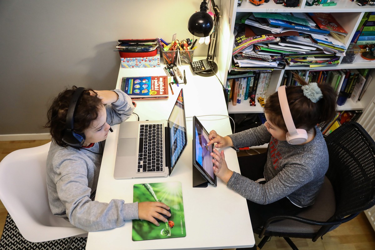 epaselect epa08809154 Children of a primary school study online from home in Warsaw, Poland, 09 November 2020, amid the ongoing pandemic of the COVID-19 disease caused by the SARS-CoV-2 coronavirus. P ...
