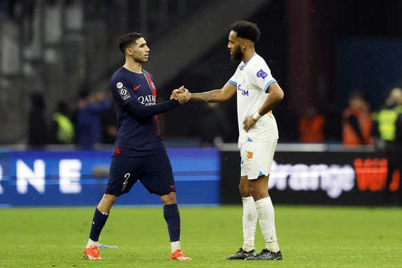 epa11253940 Achraf Hakimi (L) of PSG and Pierre-Emerick Aubameyang of Olympique Marseille shake hands after the French Ligue 1 soccer match between Olympique Marseille and Paris Saint-Germain, in Mars ...