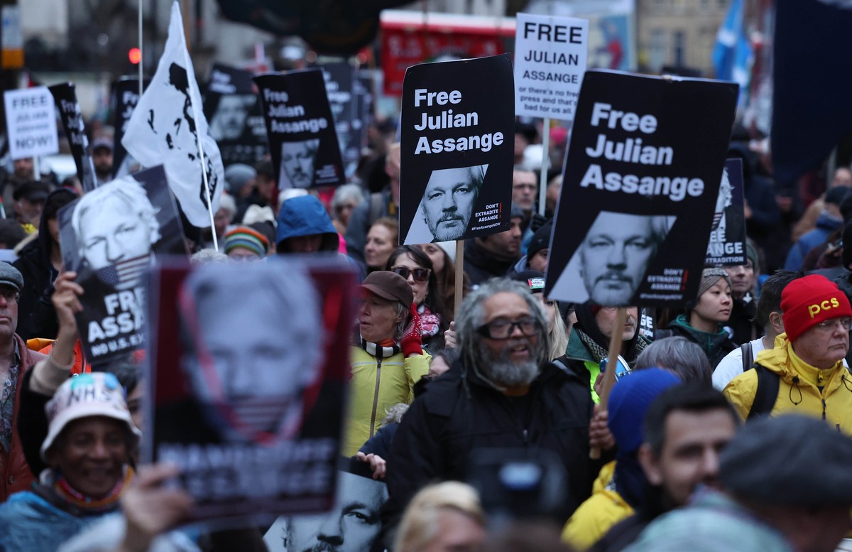 Des supporteurs de Julian Assange manifestent devant la Cour royale de justice, en février 2024.