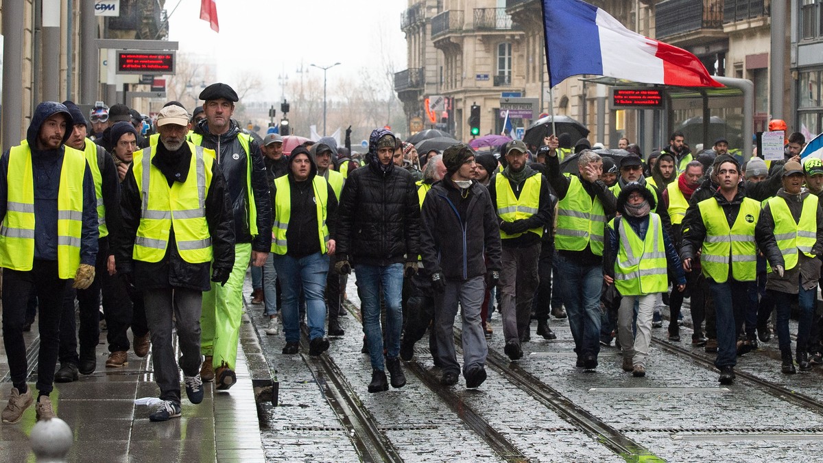 epa07233471 Yellow Vest protesters stand by the Place de la Bourse during a demonstration in Bordeaux, France, 15 December 2018. The so-called 'gilets jaunes' (yellow vests) is a protest mov ...
