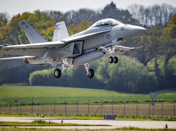 Während sich die Politik in Bern den Kopf über den Kampfflugzeug-Kauf zerbricht, werden auf dem Militärflugplatz Payerne bereits die Kandidaten getestet. Diese Woche ist der F/A-18 Super Hornet an der ...