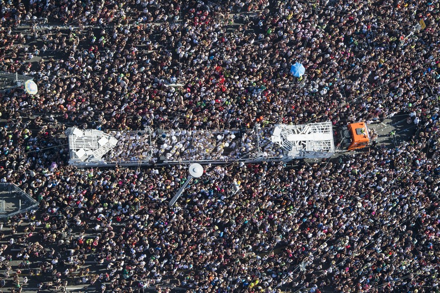 epa04904146 An Aerial view of hundreds of thousands of participants dancing through the streets during the 24th Street Parade, in the city center of Zurich, Switzerland, 29 August 2015. Hundreds of th ...