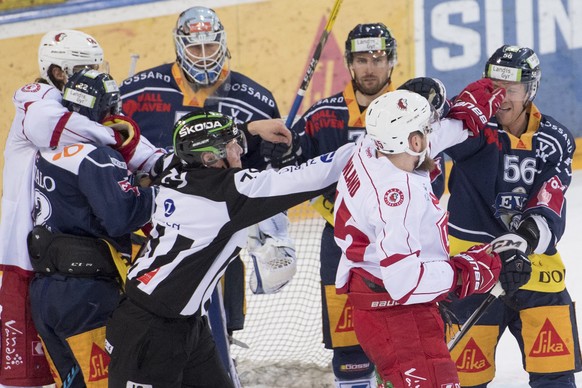 Timo Helbling, rechts, von Zug im Kampf gegen Jonas Junland, 2. von rechts, beim Eishockey Meisterschaftsspiel der NLA Qualifikation zwischen dem EV Zug und dem HC Lausanne in Zug am Dienstag, 24. Jan ...