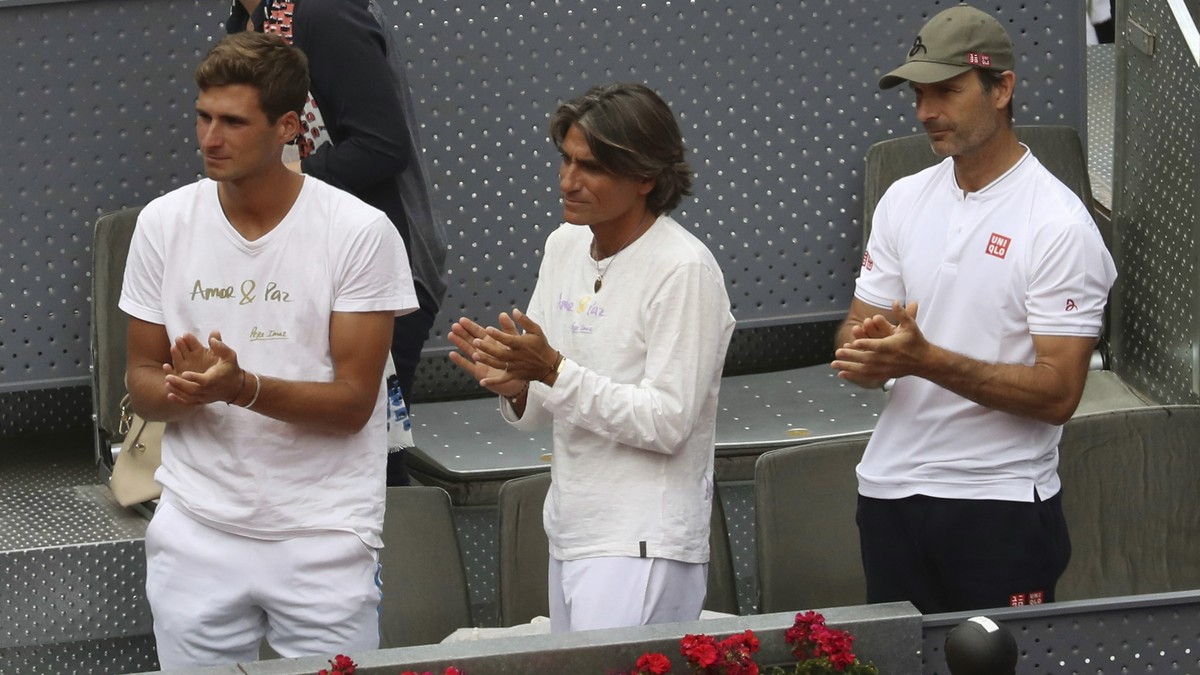 epa05954996 Serbian tennis player and Novak Djokovic's brother, Marko Djokovic (L) and Novak Djokovic's mental coach, Spanish Pepe Imaz (C), applaud during the second round match betwenn Ser ...