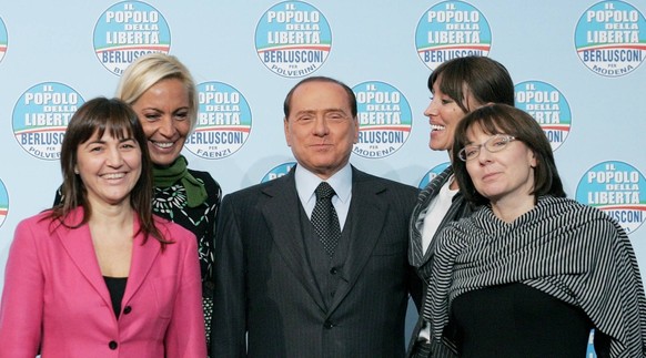 Bildnummer: 53800375 Datum: 16.02.2010 Copyright: imago/Anan Sesa
V.l.n.r.: Renata Polverini, Monica Faenzi, Silvio Berlusconi, Anna Maria Bernini und Fiammetta Modena anlässlich der Vorstellung von K ...