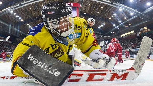 ARCHIV --- ZUR MELDUNG, DASS MARCO BUEHRER SEINE KARRIERE ENDE SAISON BEENDET, STELLEN WIR IHNEN FOLGENDES BILD ZUR VERFUEGUNG --- Le gardien bernois Marco Buehrer, est a terre lors du 4eme match du q ...