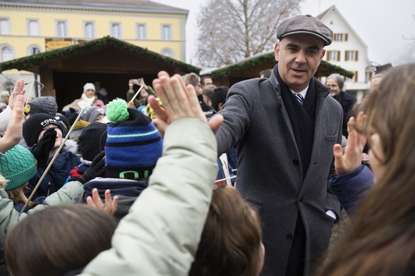 Der neu gewaehlte Bundespraesident Alain Berset begruesst die Schulkinder waehrend einem Umzug in Murten, bei der Feier zur Wahl zum Bundespraesidenten, am Donnerstag, 15. Dezember 2022 in Murten. (KE ...