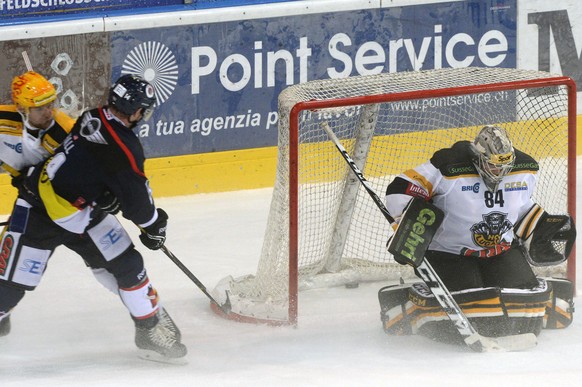 Adam Hall macht den Derbysieg mit seinem Shorthander in der Verlängerung perfekt.