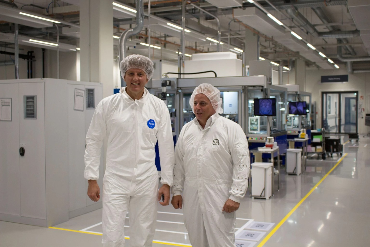 ETA-CEO Damiano Casafina (r.) und Werkleiter Ivan Perić in der staubfreien Fabrikhalle, wo die Zifferblätter bedruckt werden.