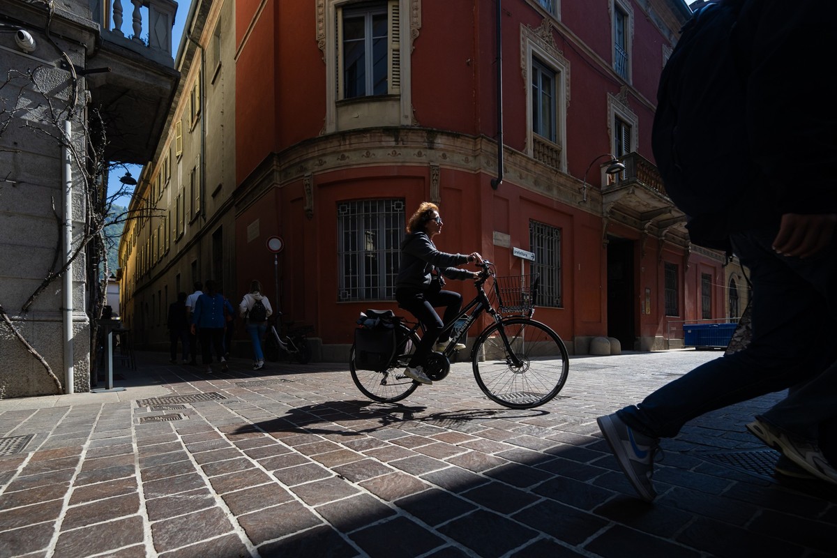 Menschen in der Altstadt im Stadtzentrum von como, am 8. April 2026 in Como, Italien. (KEYSTONE/Ti-Press/Pablo Gianinazzi)