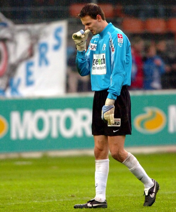 FC Zuerich&#039;s Goalie Johnny Leoni zeigt seinen Frust am Sonntag, 2. Oktober 2005, nach dem Super League Fussball Meisterschaftsspiel Grasshoppers gegen FC Zuerich im Zuercher Hardturm Stadion. Auf ...