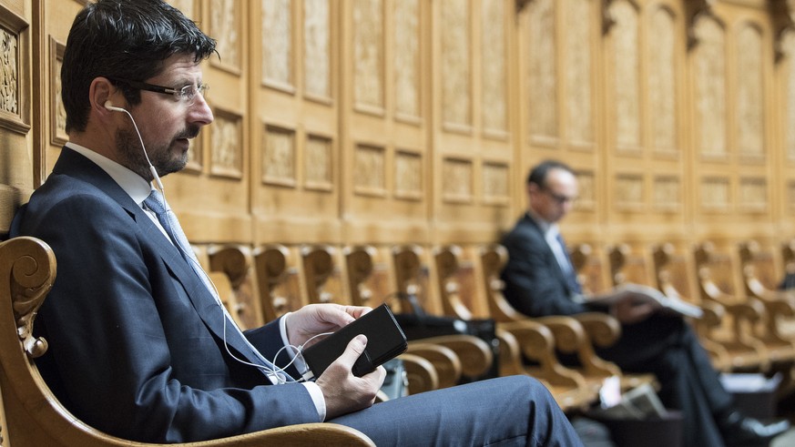 Nationalrat Yannick Buttet, CVP-VS, spricht am Handy an der Wintersession der Eidgenoessischen Raete, am Donnerstag, 30. November 2017, in Bern. (KEYSTONE/Peter Schneider)