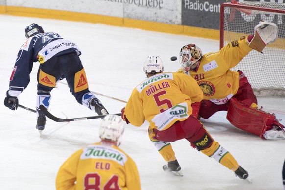 Zugs Carl Klingberg, links, schiesst das 2:0 gegen Langnaus Torhueter Damiano Ciaccio, rechts, waehrend dem Eishockey-Qualifikationsspiel der National League A zwischen dem EV Zug und den SCL Tigers,  ...